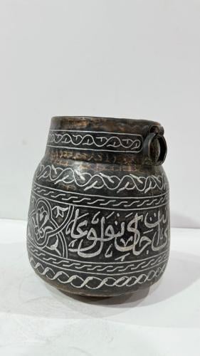 إناء نحاس مطعم بماده شبيهه بالفضه