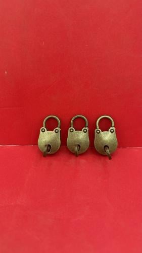 3 اقفال بمفاتيحهم