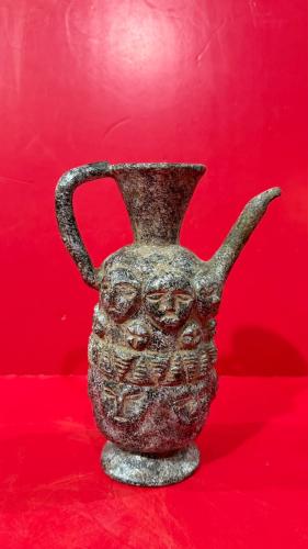 إبريق زجاج عليه نقوش بارزه