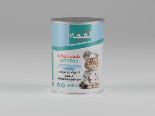 لقمة طعام رطب بالدجاج والحليب في المرق للقطط الصغي...