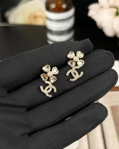 حلق شانيل بشكل الورد