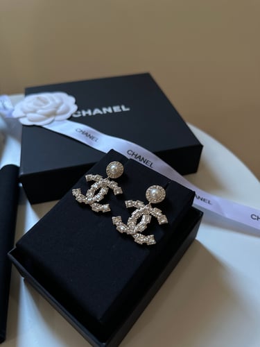 حلق شانيل كبير مزين باللولو الصغير