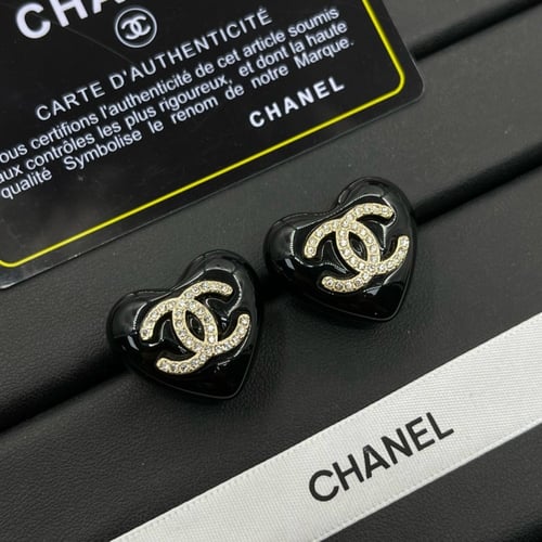 حلق شانيل بقلب اسود