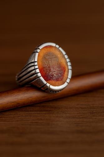 خاتم عقيق يماني منقوش بخط الثلث - توقيع غفار