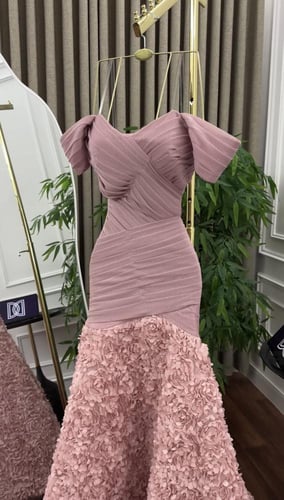 فستان هناء سهرة مورد من تحت انيق