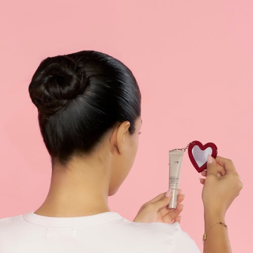 مسكرة للتحكم بالشعر المتطاير