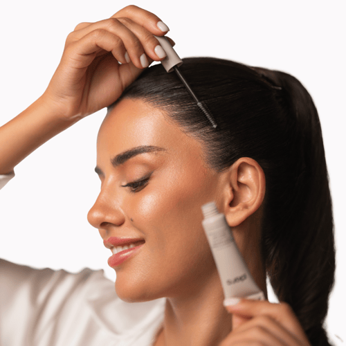 مسكرة للتحكم بالشعر المتطاير