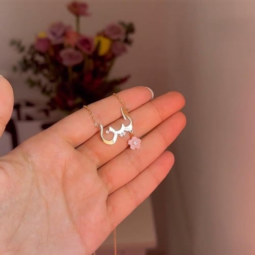 سلسال بالاسم مع ورده بشكل ناعم