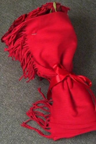 باقة ورد مع شال ميكاسا هدية