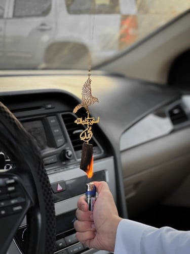 تعليقة سياره عود رسمة الصقر بالاسم