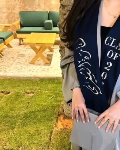 عباية تخرج رمادي 2025