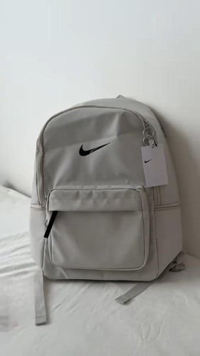 شنطة نايكي هيرتدج