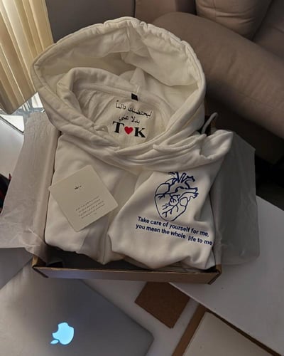 بلوفر ليحتضنك دائماً بدلاً عني معا الاحرف جوى الهو...