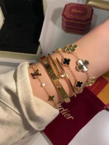 تصميم راقي لمجموعة الاساور الذهبية الانيقة