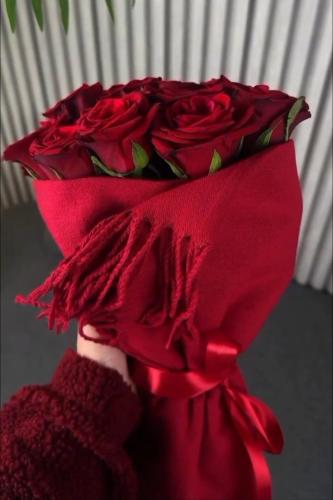 باقة ورد مع شال ميكاسا هدية