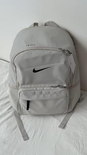 شنطة نايكي هيرتدج