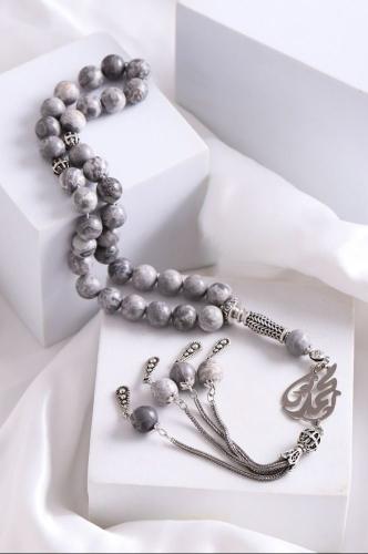 سبحه بلون مميز ونكتب الاسم او الحرف عليها