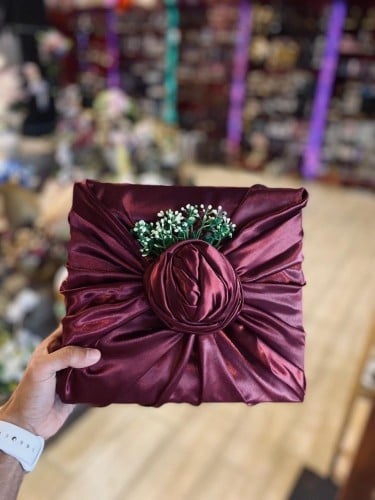 تغليف جميل قماش احمر مع وردة