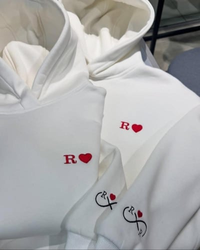 هودي الحروف مطرز بحرفك او حرف من تحب