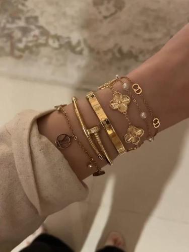 تصميم راقي لمجموعة الاساور الذهبية