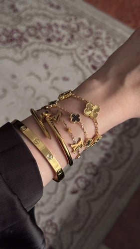 تصميم راقي لمجموعة الاساور الذهبية الانيقة