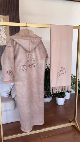 فروة شتوية مع الشال بتطريز حسب الطلب