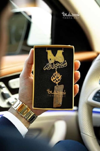 تعليقة بحفر ماسكين يد بعض