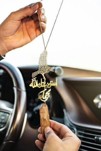 تعليقة سيارة عود مع رسمة الصقر