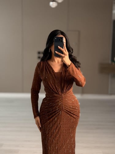 فستان سهرة بني طويل بقصة حورية البحر مزين بالترتر...