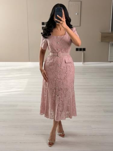 فستان دانتيل وردي ميدي مع حزام خصر