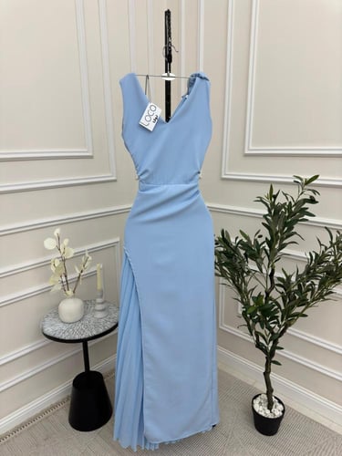 فستان سماوي بكسرات جانبيه