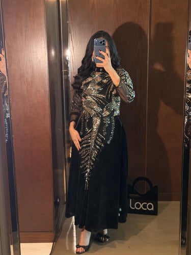 فستان سهرة اسود بكسرات على حرف A بتطريز لامع على ا...