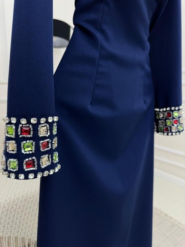 فستان كحلي بأكمام