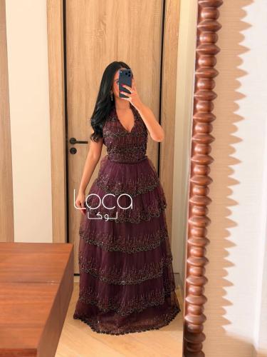 فستان سهرة خمري بطبقات وتطريز لامع