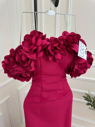 فستان احمر بتصميم مميز وقصه اوف شولدر