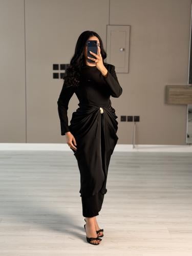 فستان اسود ناعم بقصة درابيه ملفوفة عند الخصر
