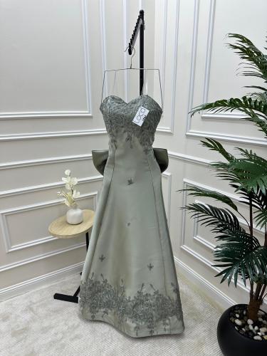 فستان سهرة راقي لون زيتي فاتح بتطريز كمبيوتر وفيون...