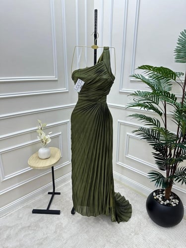 فستان زيتي سهرة طويل بكتف واحد وكسرات