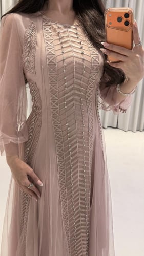 فستان ناعم وأنيق بقصه ناعمه