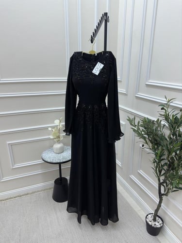 فستان سهره مميز باللون الأسود