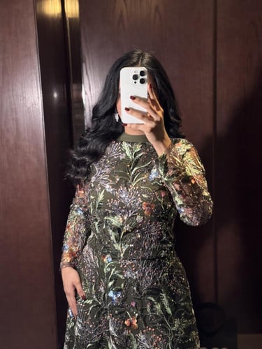 طقم سهرة زيتي مطرز بزخارف نباتية لامعة انيقة