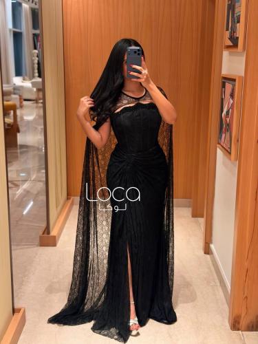 فستان سهرة أسود دانتيل بشال طويل وفتحة أمامية