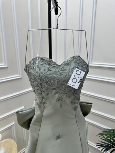 فستان سهرة راقي لون زيتي فاتح بتطريز كمبيوتر وفيون...