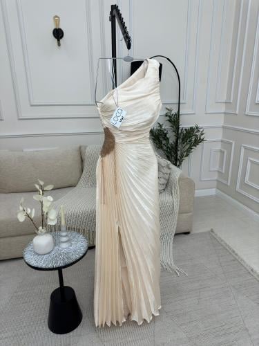 فستان ناعم بتطريز ع الخصر