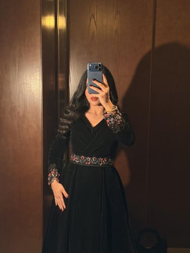 فستان سهرة اسود جوخ مخمل بأكمام طويلة مطرزة وحزام...