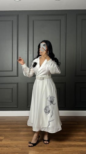 فستان ناعم باللون الابيض