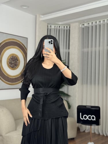 طقم تنوره وبلوزه مع حزام باللون الأسود