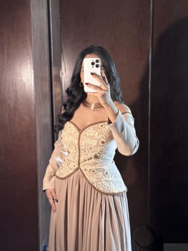 فستان سهرة بيج بأكتاف مكشوفة وتطريز على الصدر وتنو...