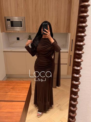 فستان سهرة بني بكسرات جانبية وقصة منسدلة
