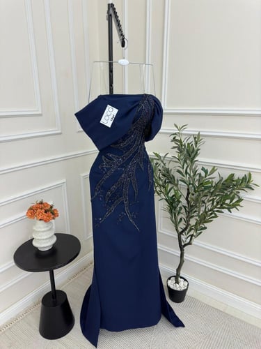 فستان كحلي بتطريز